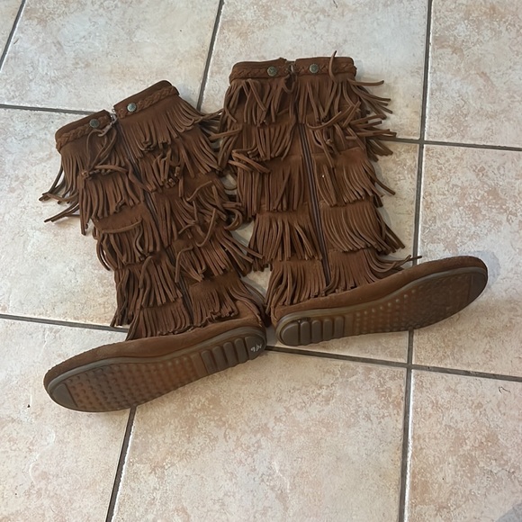 Minnetonka Moccasin 100% Leather 5 Tier Fringe Boots, Sz 6‎ - Picture 4 of 11